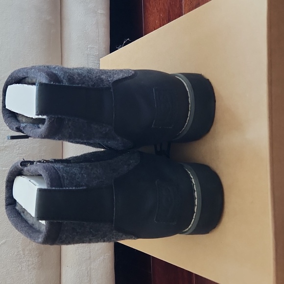 UGG Bayson II Boots Size 4 Youth - Picture 4 of 6